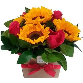 Arranjo com 5 Girassóis e 4 Rosas