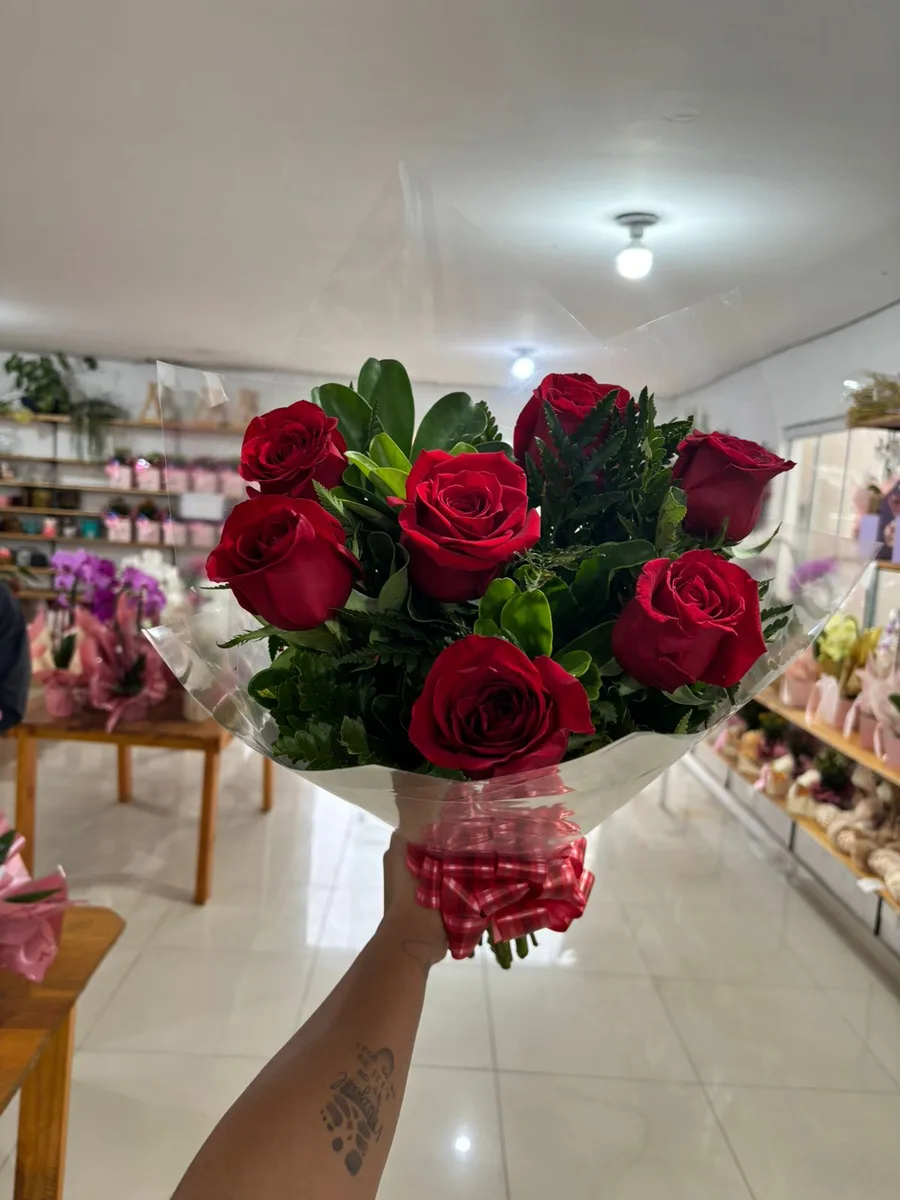 Ramalhete Tradicional com 7 Rosas Vermelhas Colombianas